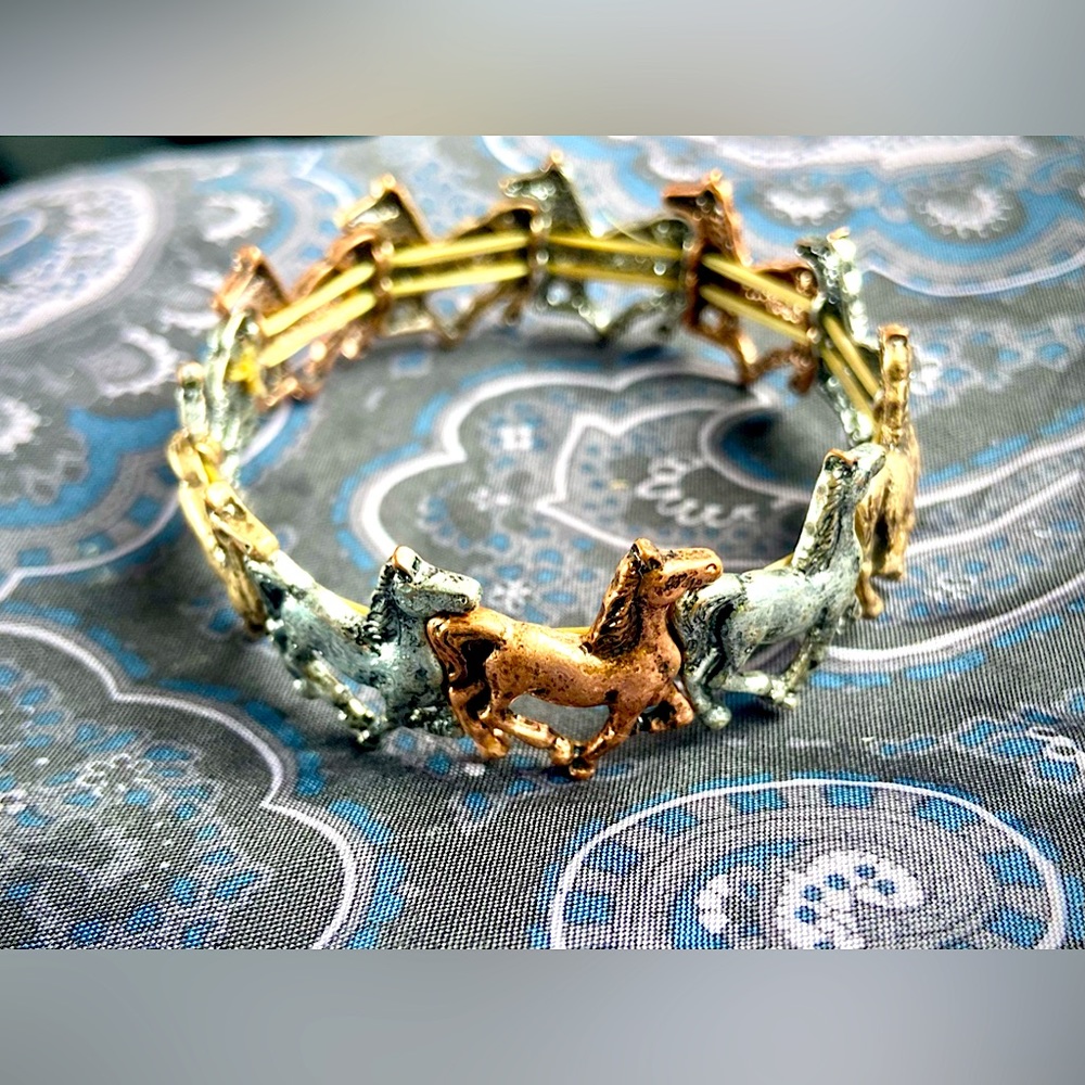 Tri-Tone Running Horse Stretch Bracelet
